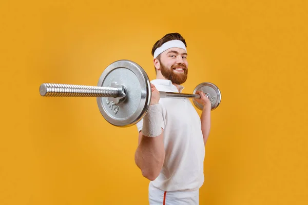 Portréja egy mosolygó Sport férfi csinál gyakorlatok súlyzó — Stock Fotó