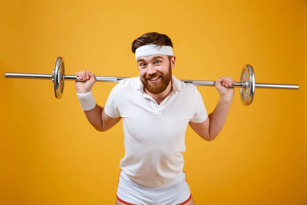 Gülümseyen genç sporcu spor egzersizleri barbell ile yapmak — Stok fotoğraf
