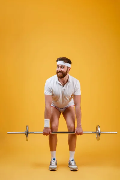 Barbell ile çömelme çalışmaları yapan atletik erkek tam uzunlukta — Stok fotoğraf