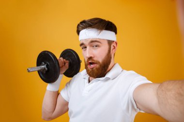 Yakışıklı delikanlı olun dumbbell ile selfie.