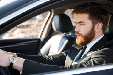Arabayı kullanan ciddi iş adamı portresi kapatın