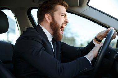İş adamı sürüş ve bip sesi bağırma yan görünüm