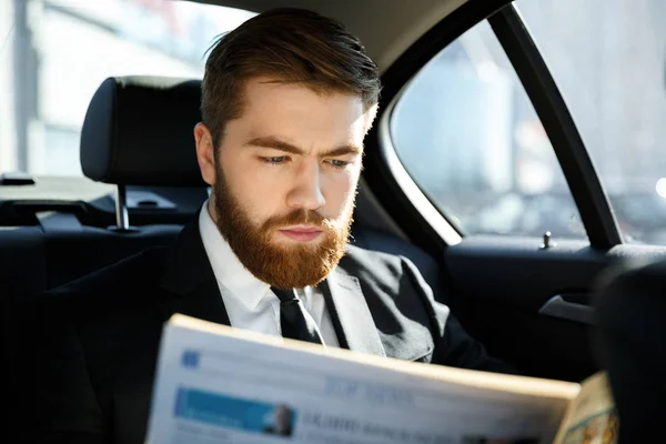 Hombre de negocios concentrado leyendo el periódico — Foto de Stock