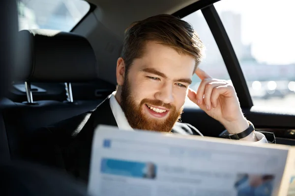 Happy obchodní muž čtení noviny — Stock fotografie