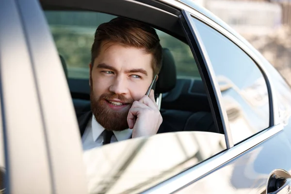 Imagem de um homem de negócios sorridente falando por telefone — Fotografia de Stock
