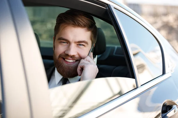 Foto del hombre de negocios feliz hablando por teléfono — Foto de Stock