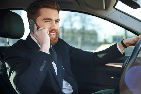 Vista lateral do homem de negócios sentado ao volante — Fotografia de Stock