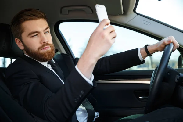 Seitenansicht eines ruhigen Geschäftsmannes, der Selfie macht — Stockfoto