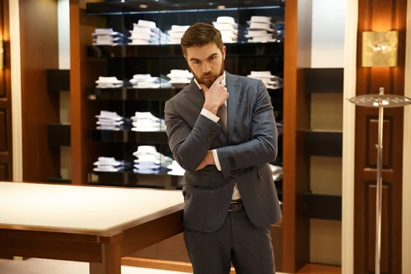 El hombre serio pensativo en la tienda — Foto de Stock