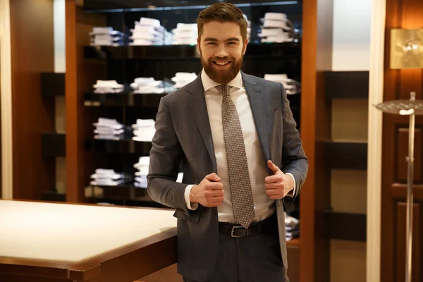 Hombre feliz en la tienda — Foto de Stock