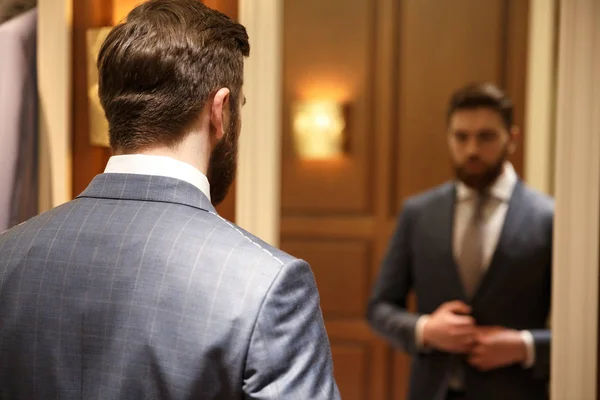 Вид со спины бородатого мужчины, смотрящего в зеркало — стоковое фото