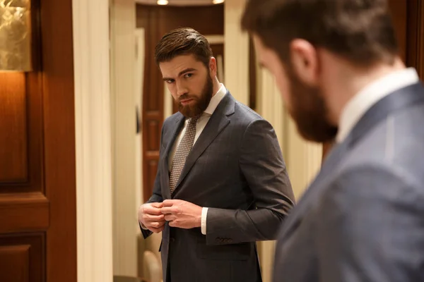 View from back of handsome  man looking at the mirror — Stock Photo, Image