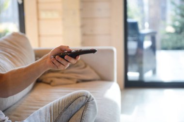 elinde uzaktan kumanda atış kapatmak