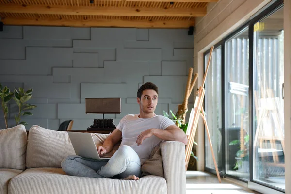 Joven mirando hacia otro lado en el salón — Foto de Stock