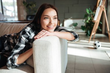 Kanepe uzakta görünümlü kadın