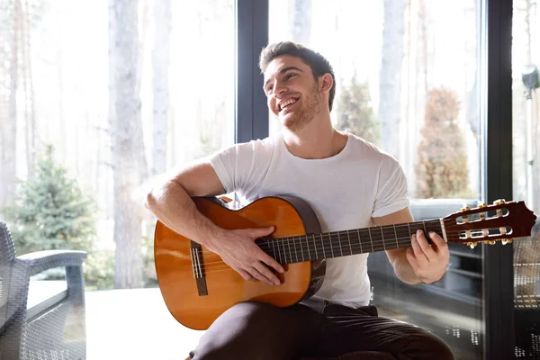 Uomo sorridente con chitarra — Foto Stock