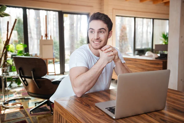 Uomo allegro con computer portatile in soggiorno — Foto Stock