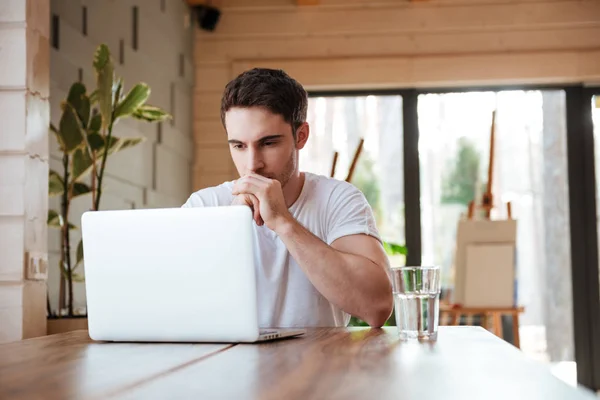 Mannen siyying nära laptop — Stockfoto