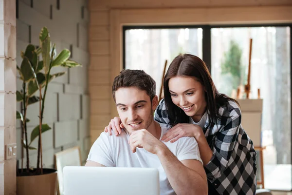 Par som använder laptop — Stockfoto