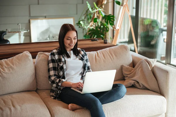 Mujer usando portátil — Foto de Stock