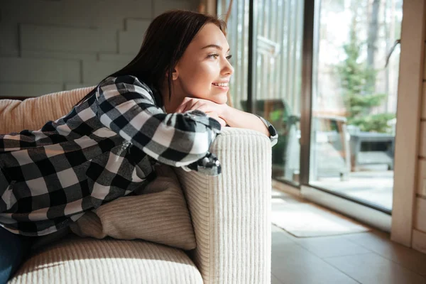 Femme couchée sur le canapé — Photo