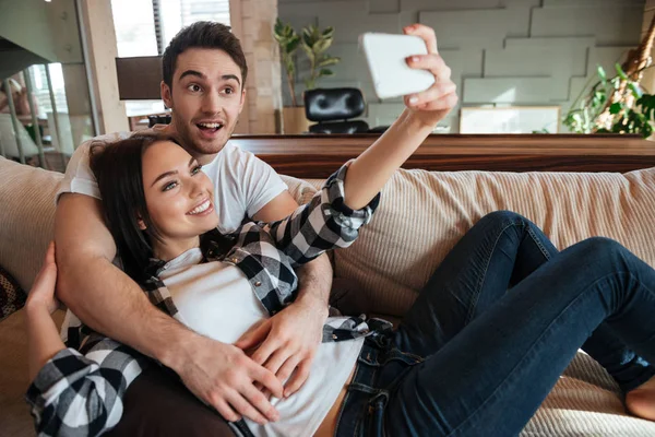 Selfie von Paar machen — Stockfoto