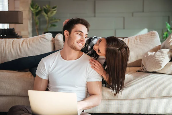 Foto de pareja sonriente en casa — Foto de Stock