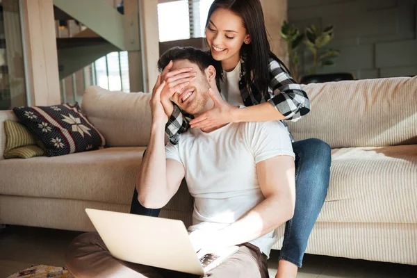 Mujer cerrando los ojos a su hombre — Foto de Stock