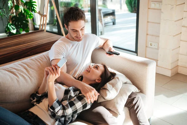 Femme avec téléphone parlant avec l'homme — Photo