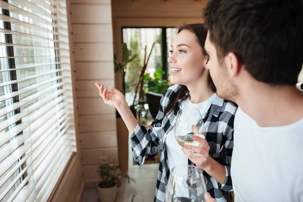 Frau spricht mit Mann im Wohnzimmer — Stockfoto