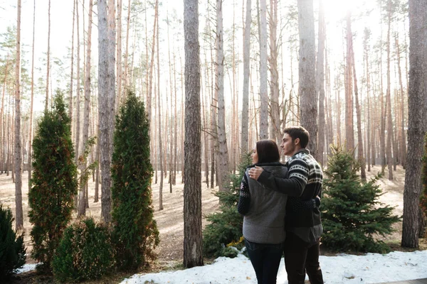 Пара обіймає ліс — стокове фото