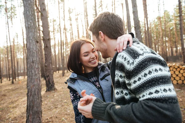 Woman laughing while laughing — Stock Photo, Image