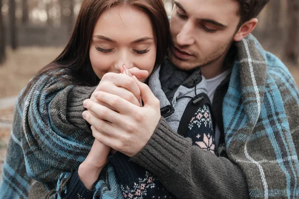 Mujer con hombre abrazándose en el bosque — Foto de Stock