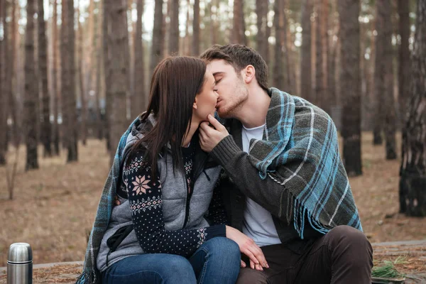 Retrato de casal bonito beijando na floresta — Fotografia de Stock