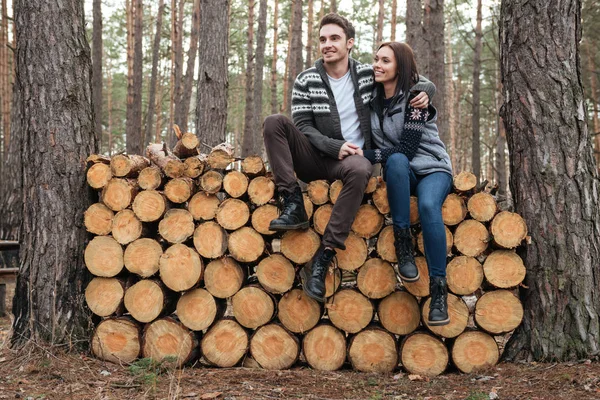 Пара, смотрящая в лес — стоковое фото