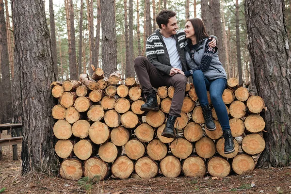 Пара сидить на колодах — стокове фото