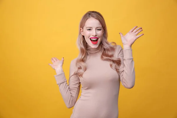 Feliz joven rubia con brillantes labios de maquillaje — Foto de Stock