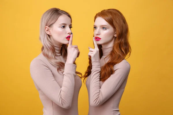 Senhoras com lábios de maquiagem brilhantes fazem gesto de silêncio — Fotografia de Stock