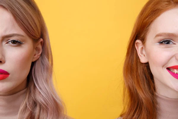 Imagen recortada de dos señoras jóvenes con labios de maquillaje brillantes — Foto de Stock