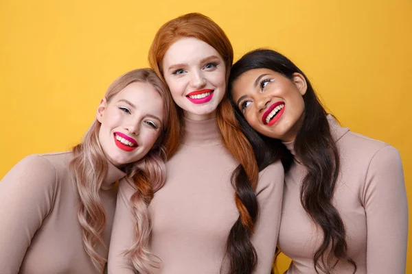Feliz tres damas con labios de maquillaje brillante — Foto de Stock