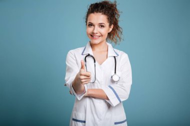 Gülümseyen kadın doktor veya hemşire jest Yaşasın gösterilen