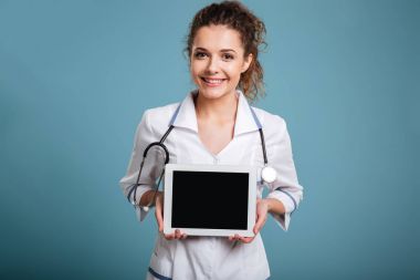 Kendine güvenen genç kadın hemşire ya da doktor beyaz ceket