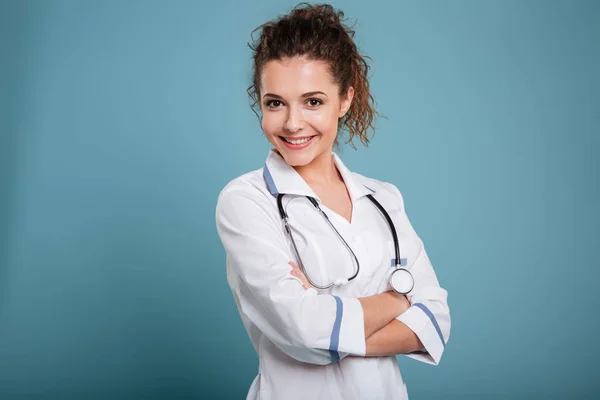 Vrolijke jonge verpleegster met de stethoscoop — Stockfoto