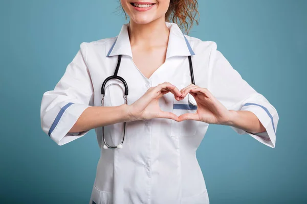 兆し心臓聴診器で笑顔の女性医師 — ストック写真