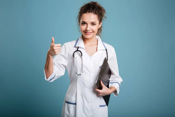 Doctor in de witte jas met stethoscoop en Klembord vinger — Stockfoto