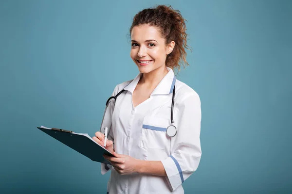 Portret van een lachende vrolijke medische of verpleegkundige of een arts vrouw — Stockfoto
