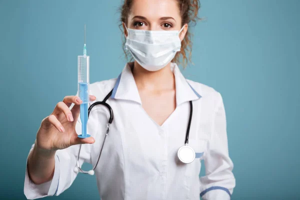 Close up retrato de jovem médico em máscara — Fotografia de Stock