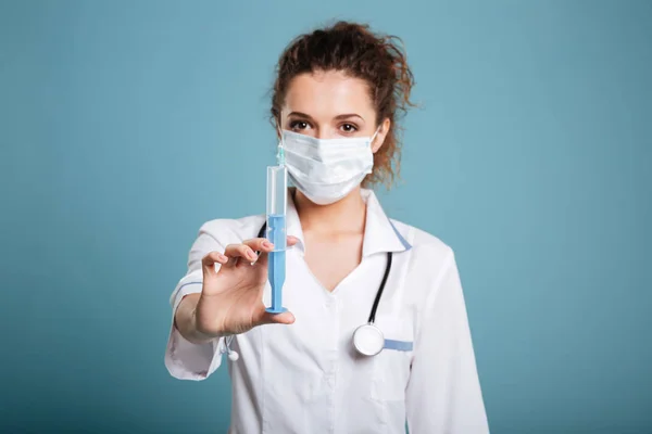 Zdravotní sestra v ruce držící injekční stříkačky, samostatný — Stock fotografie