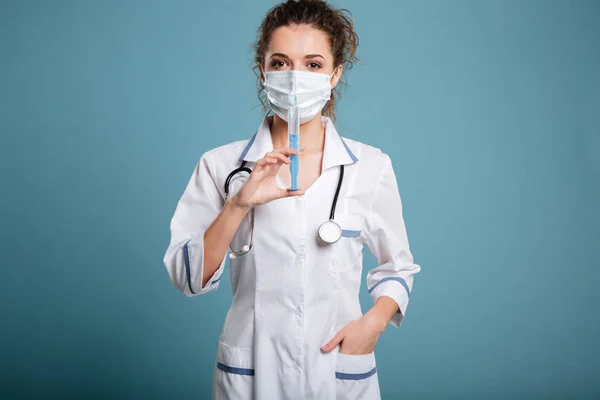 Médecin en blouse blanche tenant la seringue à la main — Photo