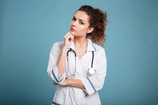 Портрет молодой медсестры со стетоскопом, говорящей о чем-то — стоковое фото